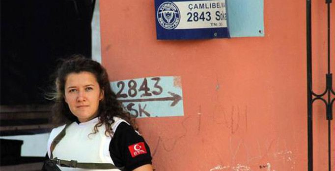 Adana'da operasyon sırasında sokak tabelasının arkasından esrar çıktı