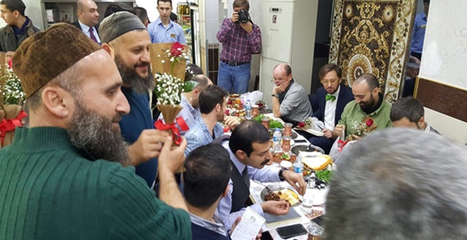 Bilal Erdoğan'ın gittiği ciğerci kardeşler dünya medyasının temsilcilerini ağırladı