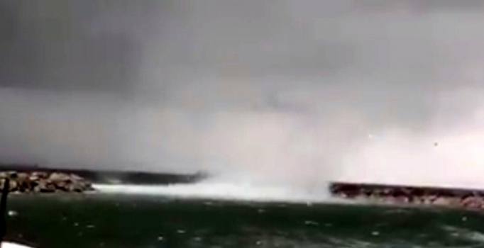 Biga açıklarında denizde hortum oluştu