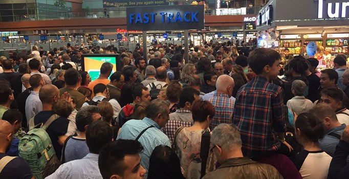 Sabiha Gökçen'de sistem çöktü: Bin yolcu uçağı kaçırdı