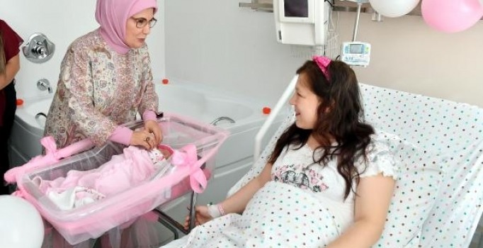 Emine Erdoğan: Sezaryen oranlarını düşürmek için kamu ve özel hastanelerde seferberlik başlatmalıyız
