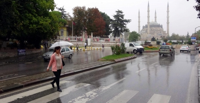 Tekirdağ'da sağanak hayatı felç etti