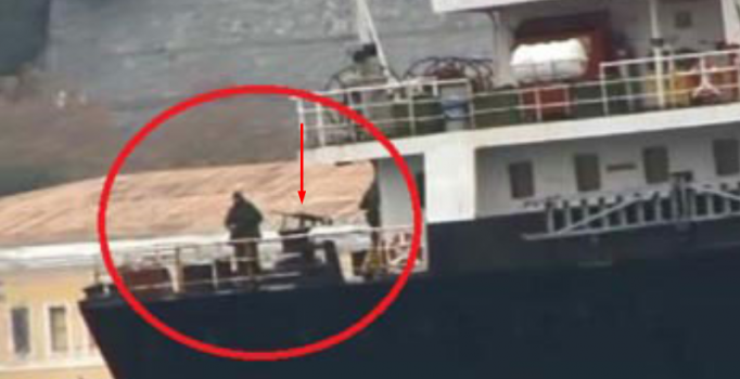 Rus gemisi bu kez de boğazı makinalı tüfekle geçti