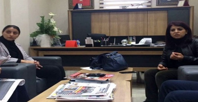HDP'li Feleknas Uca ve Sibel Yiğitalp'ten valilikte eylem