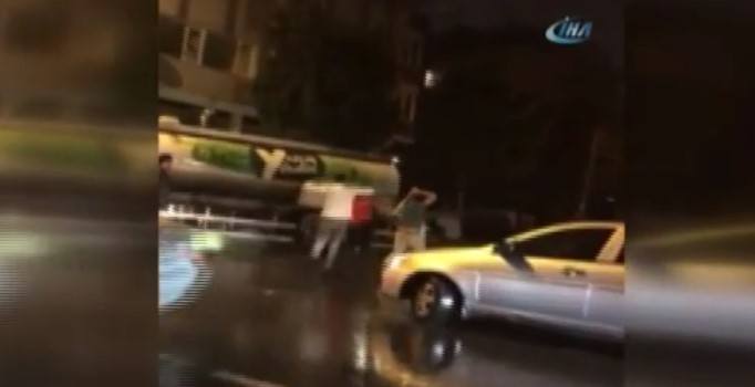 Şehir eşkıyaları temizlik görevlisini beyzbol sopasıyla dövdü | Video