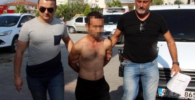 Evinin önünde eşiyle konuşan adamı öldürdü