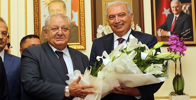 İBB'nin yeni başkanı Mevlüt Uysal görevi devraldı