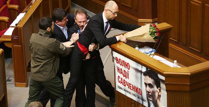 Ukrayna Başbakanı Yatsenyuk'u kucaklayarak kürsüden indirdiler