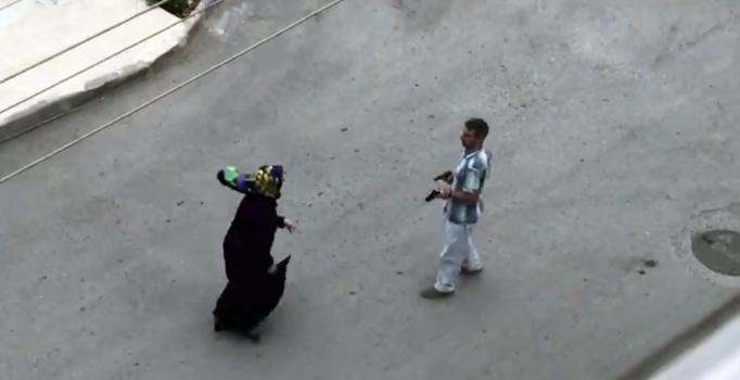 Sokakta silahlı saldırgan dehşeti | Çorum haberleri