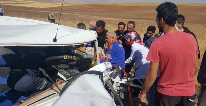 Sivas'ta iki otomobil çarpıştı: 1 ölü, 9 yaralı