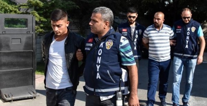 Arkadaşının başına silikon damlatan kişiyi bıçaklayarak öldürdü