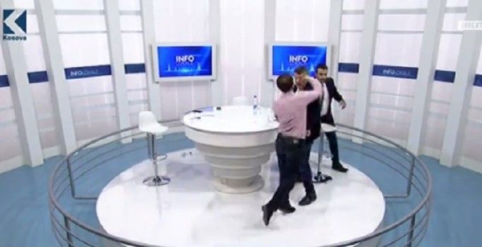 Kosova'da iki milletvekili canlı yayında yumruk yumruğa birbirine girdi