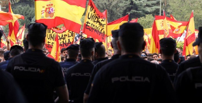İspanya polisi, Katalan iletişim merkezini bastı
