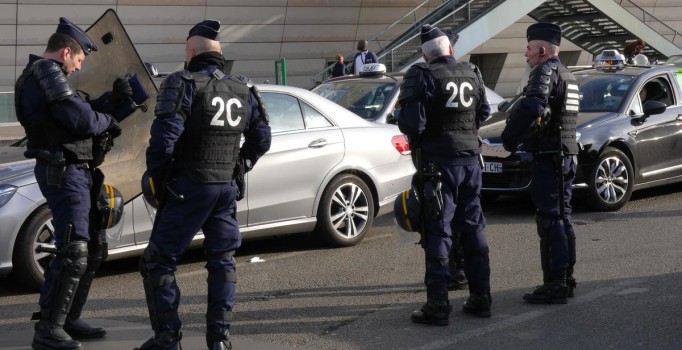 Fransa'da OHAL: 2 bin 700 eve 'makul şüphe' baskını