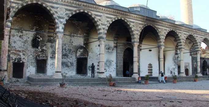 Diyarbakır Sur'da göç başladı, PKK'nın tahribatı gün yüzüne çıktı