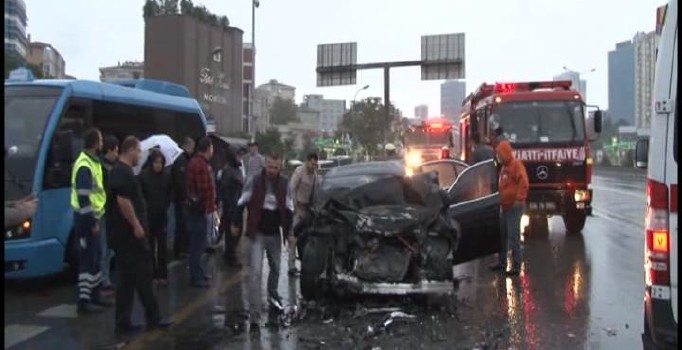 Otomobil belediye otobüsüne arkadan çarptı: 2 yaralı