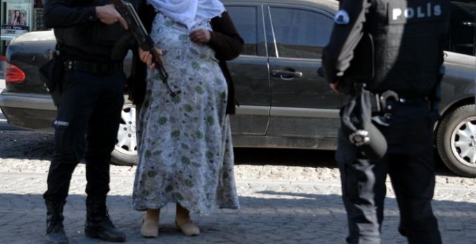 Diyarbakır Sur'da polisle hatıra fotoğrafı