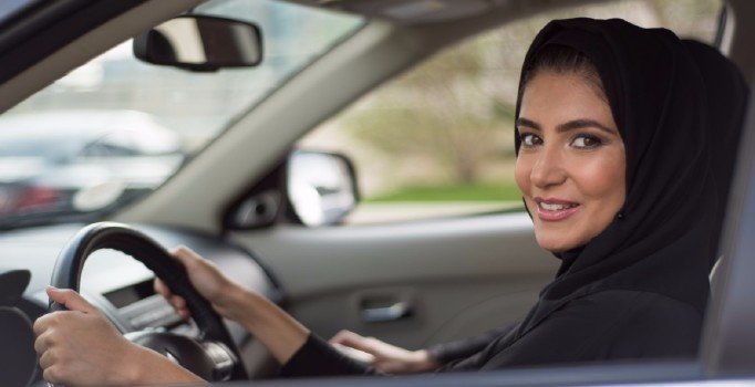 Suudi Arabistan'da ilklere devam: Kadınlar için özel sürücü okulları