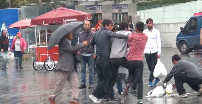 Taksim’de şemsiye satıcılarının meydan kavgası