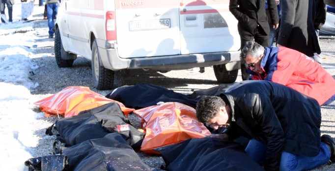 Van'da Erciş'te kafa kafaya facia: 11 ölü, 6 yaralı
