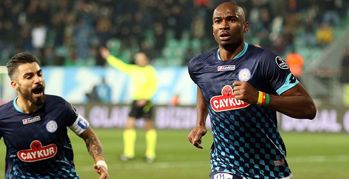 Çaykur Rizespor Trabzonspor'u 3-0 mağlup etti