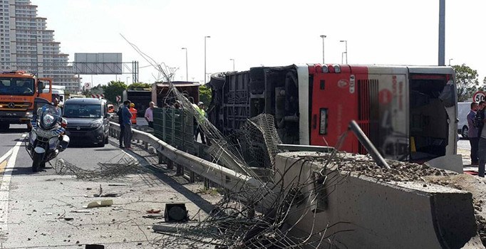 Son dakika... Bahçeşehir'de otobüs devrildi: Çok sayıda yaralı var