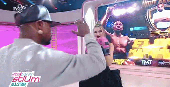 Floyd, İvana Sert'e stilini gösterdi