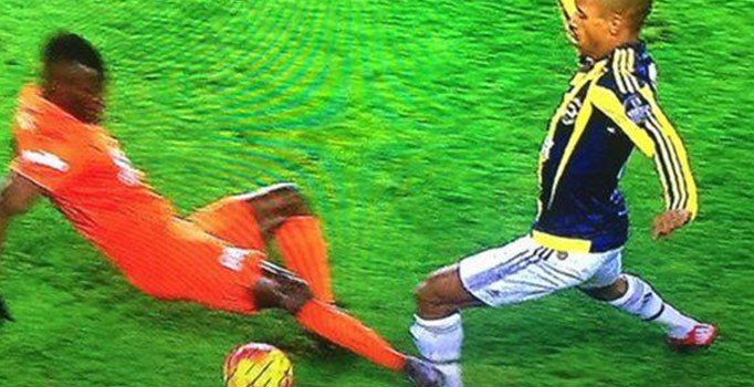 Cüneyt Çakır'ın Badji'ye kart göstermemesine taraftardan tepki