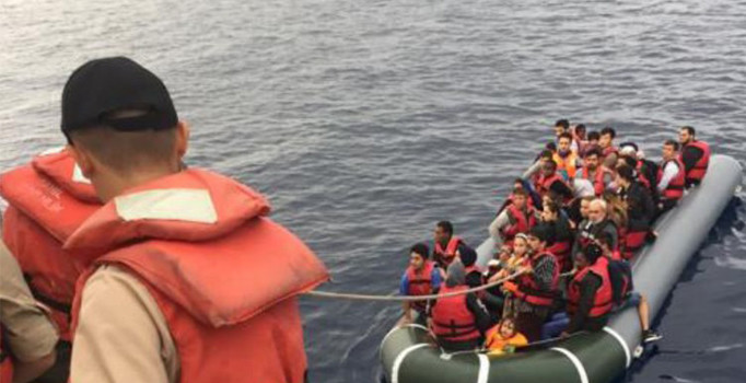 Kuşadası Körfezi’nde 45 kaçak göçmen yakalandı