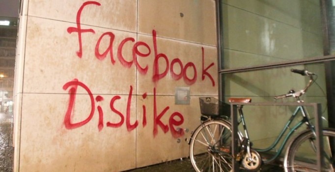 Almanya'da Facebook'un merkezine saldırı