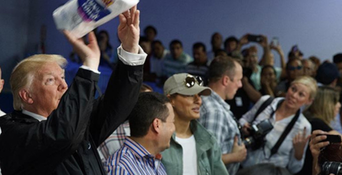 Trump kasırga mağdurlarına kağıt havlu dağıttı