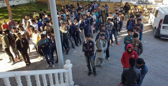 Yolcu otobüsünde 139 kaçak mülteci yakalandı