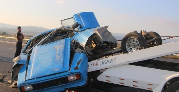 Hurdaya dönen kamyonetten sağ çıktılar