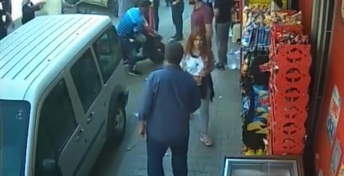 Esenler'de araca kazma, sopa ve taşlarla böyle saldırdılar