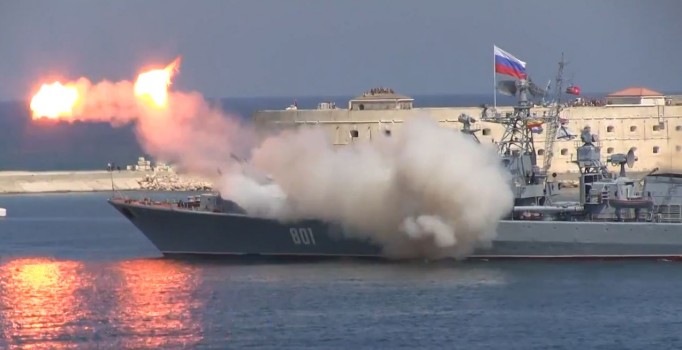 Ege Denizi'nde Rus fırkateyninden Türk balıkçılara taciz ateşi