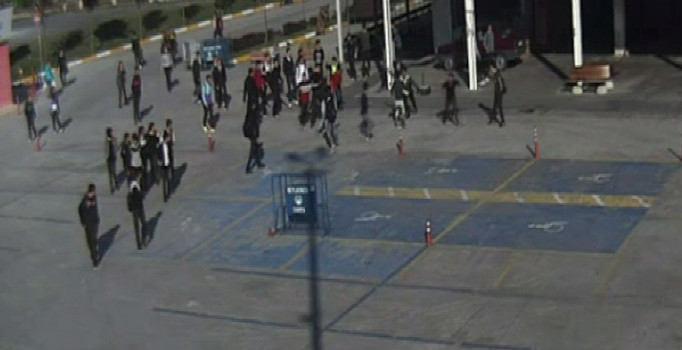 Beklikdüzü'nde lise öğrencileri bıçakla birbirlerine girdi: 3 yaralı