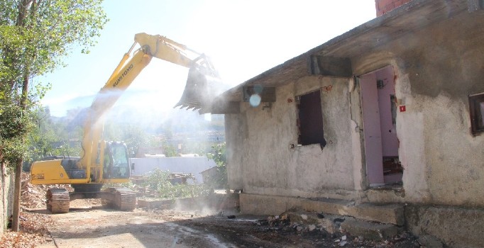 Kartal’da 20 gecekondu kentsel dönüşüm için yıkıldı