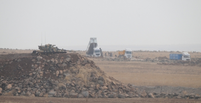 Suriye sınırında duvar çalışmaları sürüyor