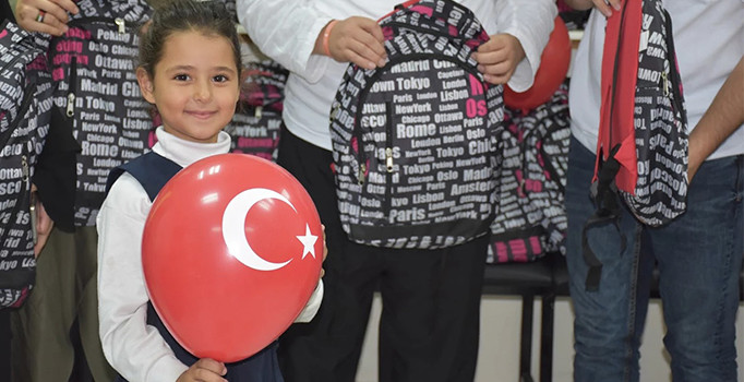 Kudüslü çocuklar okul çantaları ile sevindi