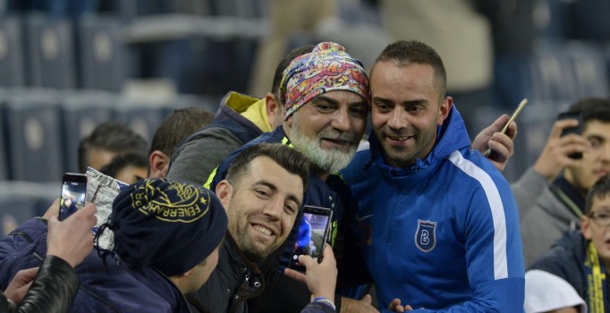 Kadıköy'de Emre Belözoğlu ve Semih Şentürk'e sevgi seli