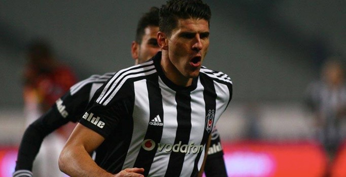 Beşiktaş 10 maç sonra Galatasaray'ı devirip zirveye yükseldi