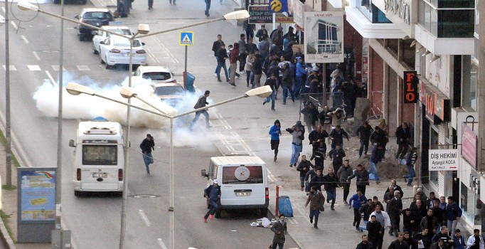 Diyarbakır'da HDP provokasyonuna polis müdahalesi