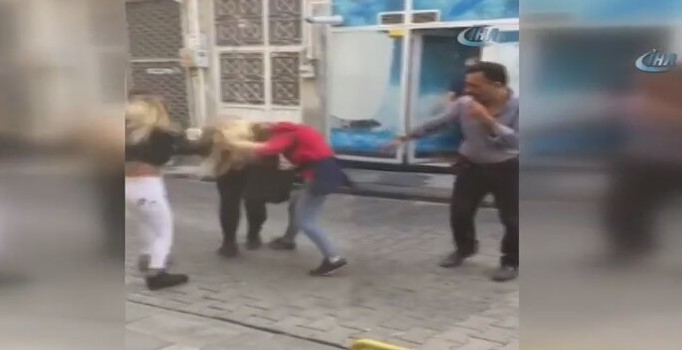 Genç kızlar tekme tokat kavga etti | Video