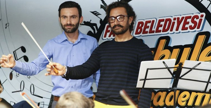 Aamir Khan Sulukule Orkestrası'na şeflik yaptı