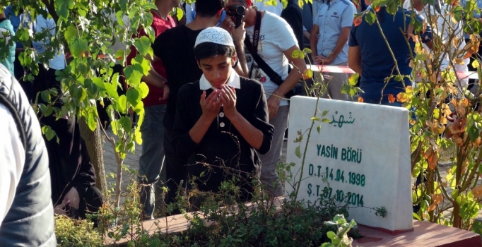 Yasin Börü ve arkadaşları, mezarları başında anıldı