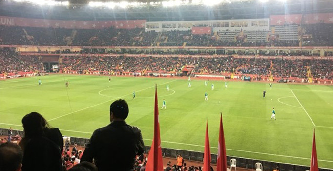 Türkiye-İzlanda maçında düşündüren görüntü