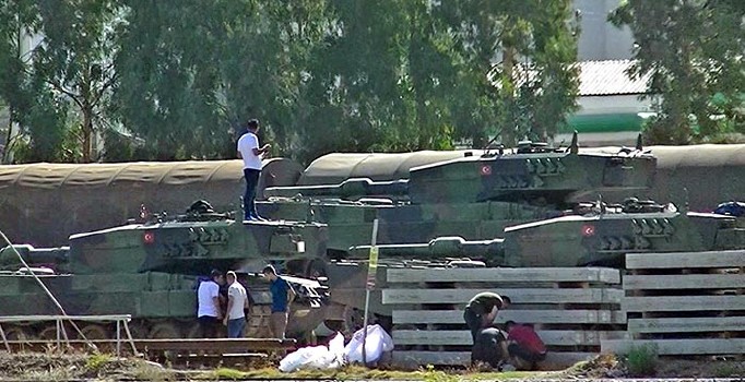 Tanklar, köylülerin alkışları eşliğinde Suriye sınırında