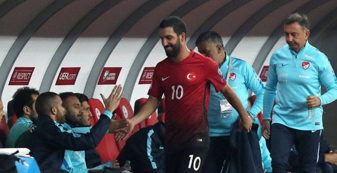 Arda Turan tribünlerin tepkisine gülerek yanıt verdi