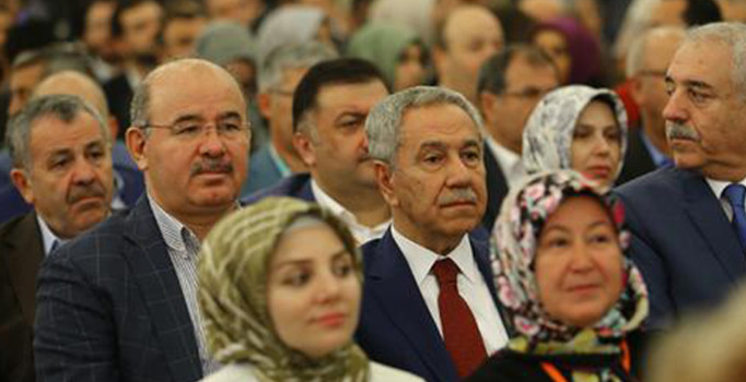 Bülent Arınç iki yıl sonra AK Parti toplantısına katıldı