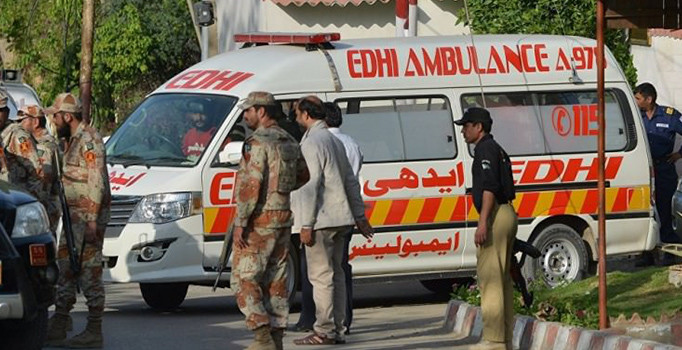 Pakistan'da otobüs ile kamyonet çarpıştı: 14 kişi hayatını kaybetti